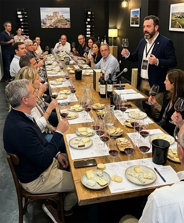 Momento del evento enogastron&oacute;mico &ldquo;Enclave de Vino&rdquo; en Valladolid, con catas guiadas y degustaci&oacute;n de vinos de denominaciones de origen de Castilla y Le&oacute;n acompa&ntilde;adas de propuestas gastron&oacute;micas.