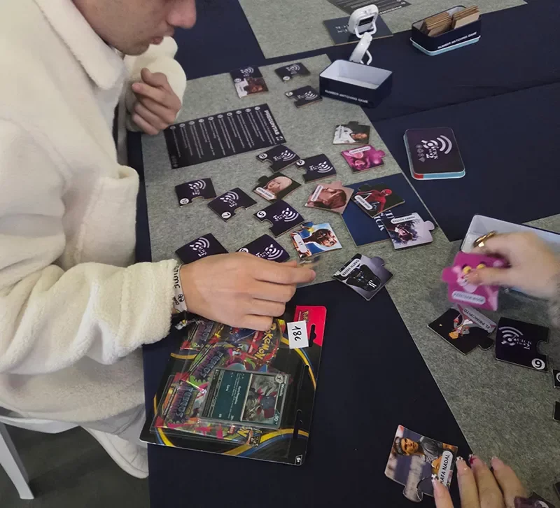 Actividad del juego cultural &ldquo;Quick de 2&rdquo; en Valladolid, un reto de cultura general y rapidez mental en el que los participantes identifican personajes y resuelven un puzzle contrarreloj.