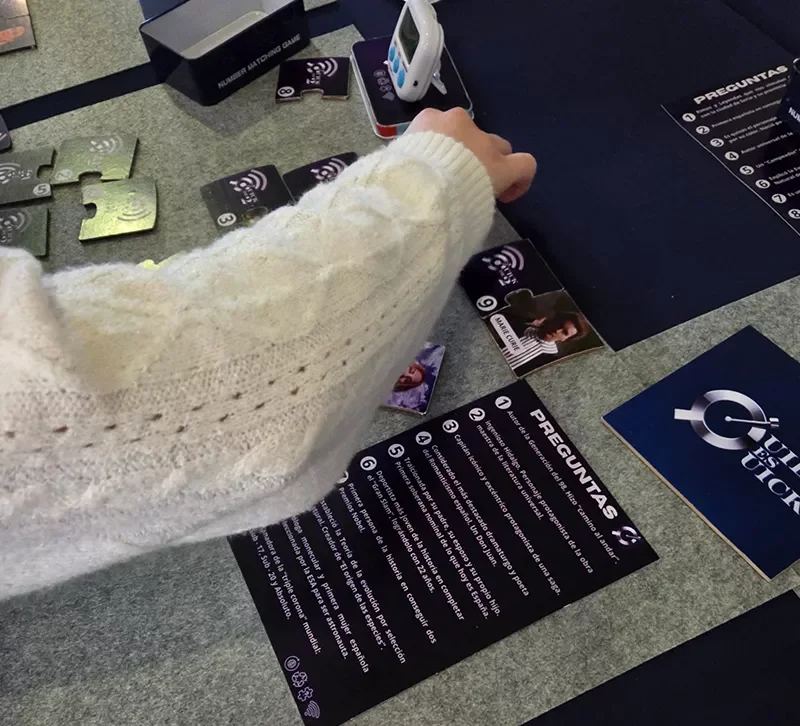 Prueba del concurso cultural &ldquo;Quick de 2&rdquo; en Valladolid, un juego de cultura general y rapidez mental donde los participantes identifican personajes y completan un puzzle contrarreloj.