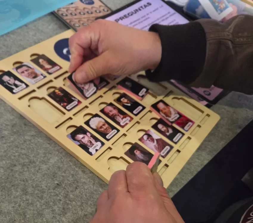 Participantes afrontando un reto de conocimiento y rapidez mental en el concurso cultural &ldquo;Qui&eacute;n es Quick&rdquo; en Valladolid, identificando personajes y resolviendo preguntas en el menor tiempo posible.