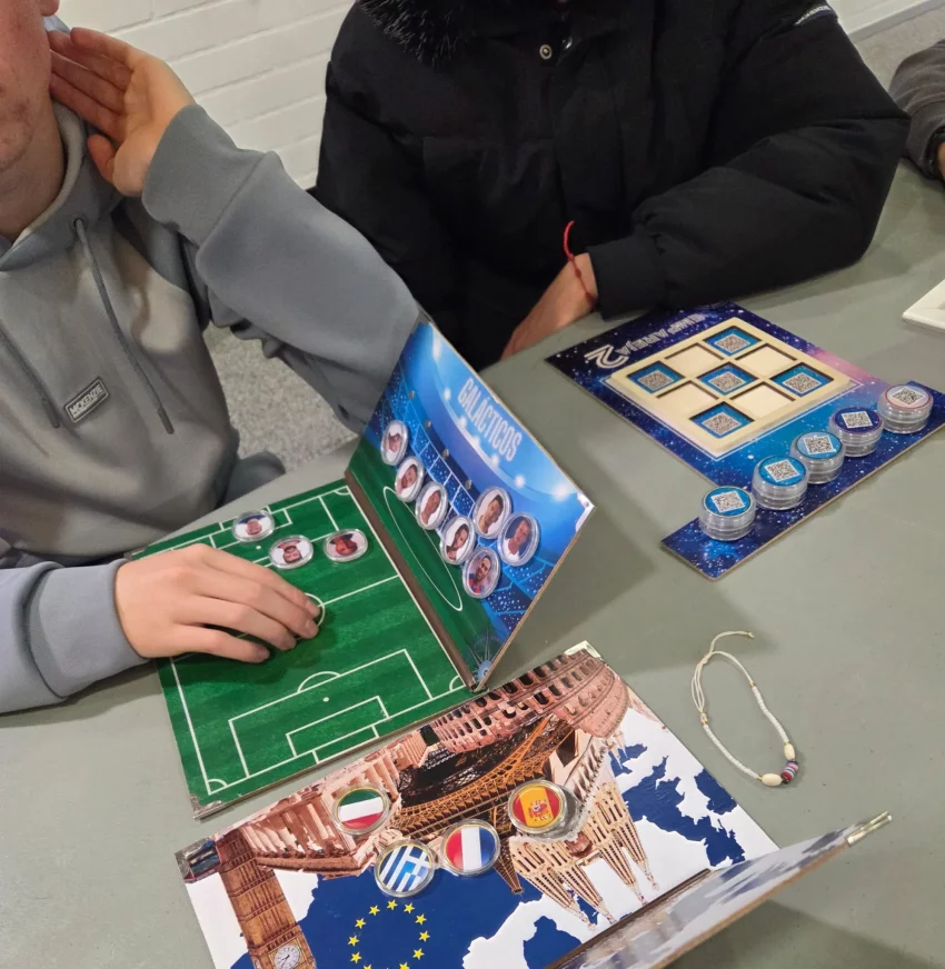 Participantes realizando una din&aacute;mica de juego dentro de la yincana educativa &ldquo;Expedici&oacute;n Bit&aacute;cora&rdquo; en Valladolid, con retos cooperativos y actividades basadas en la gamificaci&oacute;n.